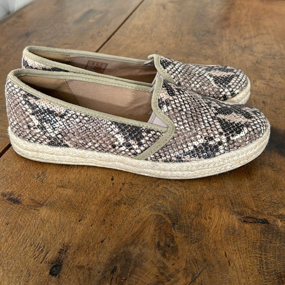 Clarks women’s size 8 snake slip ons.  Excellent condition - Picture 2 of 6